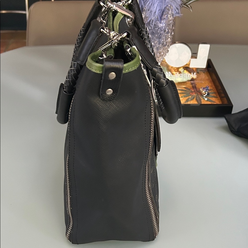 AMAZING 💚🖤  Black and Green Leather Tote with Dog Design! MINT CONDITION‼️ - Picture 5 of 16